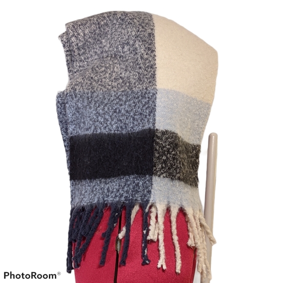 🌷SUPER Squishy, Soft Scarf! - Picture 3 of 5